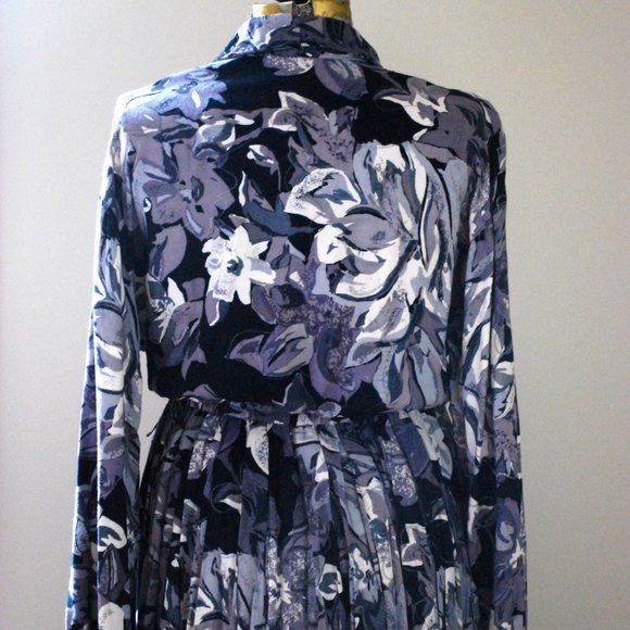 Long Sleeved Grey, White & Blue Floral Dress - Picture 9 of 10